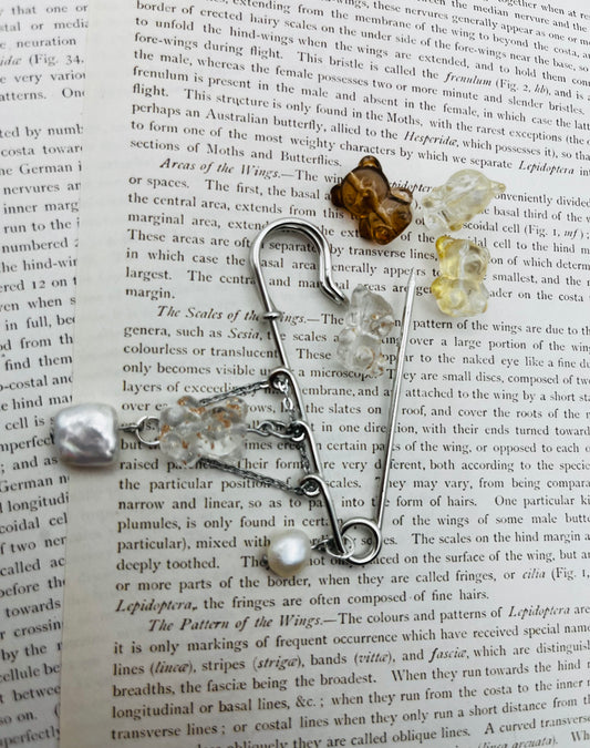 Broche Barroca Dulce – imperdible plateado con ositos de resina transparente y amarillo, cadena con ositos de resina colgantes y perla barroca blanca de agua dulce, hecho a mano en Murcia