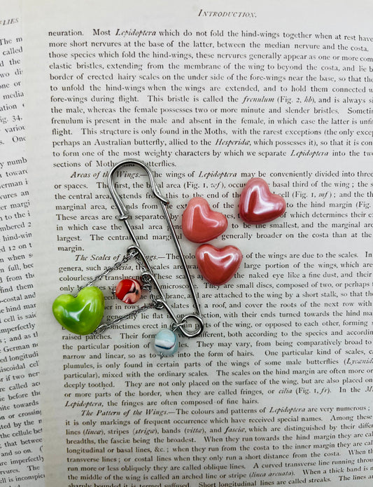 Broche Calma – corazón de cerámica esmaltada y howlita natural en cadena de acero inoxidable, hecho a mano en Murcia