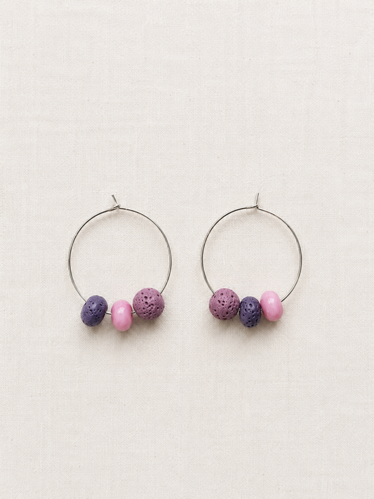 Pendientes Berry de aro en acero inoxidable con cuentas de piedra volcánica morada y cuentas de cristal rosa, hechos a mano.