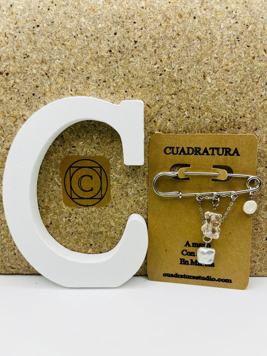 Broche Barroca Dulce – imperdible plateado con osito de resina transparente, corazón de nácar blanco y perla barroca blanca, presentado en tarjeta Cuadratura, hecho a mano en Murcia
