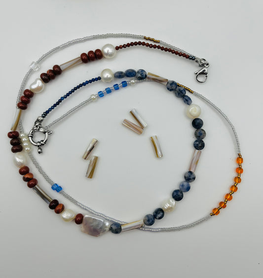 Collar Bajamar – doble collar con jaspe rojo, lapislázuli azul facetado, perlas barrocas blancas, cuentas tubulares plateadas, semillas de rocalla transparentes, azules y ámbar naranja, con cuentas tubulares sueltas, hecho a mano en Murcia