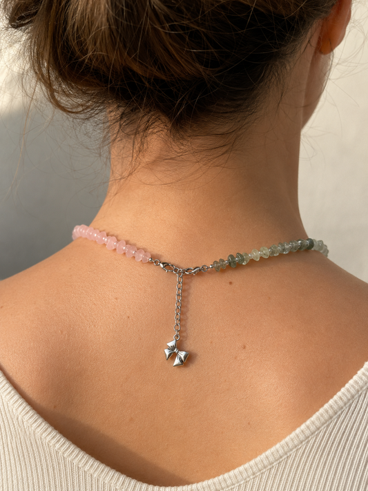 Vista trasera del collar Toulouse con cierre de acero inoxidable, cadena extensora y colgante en forma de lazo.