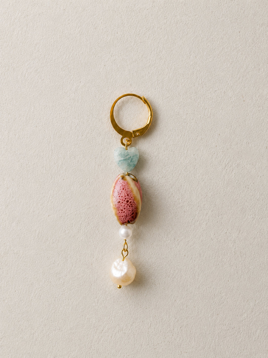 Pendiente Gaia individual hecho a mano con corazón de amazonita, pieza de cerámica artesanal rosa, perlas de agua dulce y aro de acero inoxidable dorado.