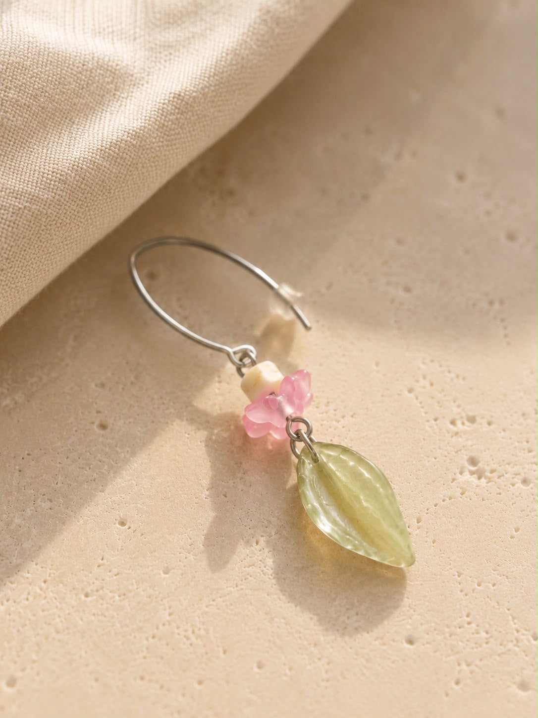 Pendiente Primavera individual hecho a mano con hoja de jade tallado, flor de cristal rosa y cierre plateado.