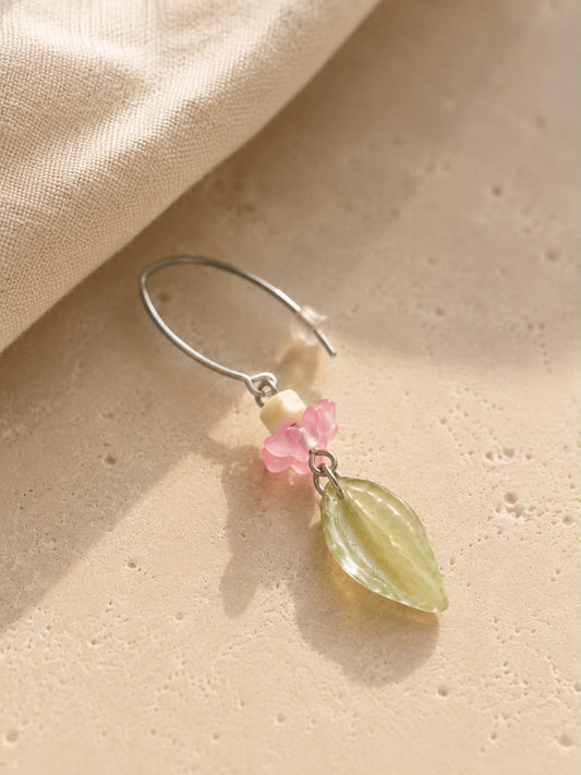 Pendiente Primavera individual hecho a mano con hoja de jade tallado, flor de cristal rosa y cierre plateado.