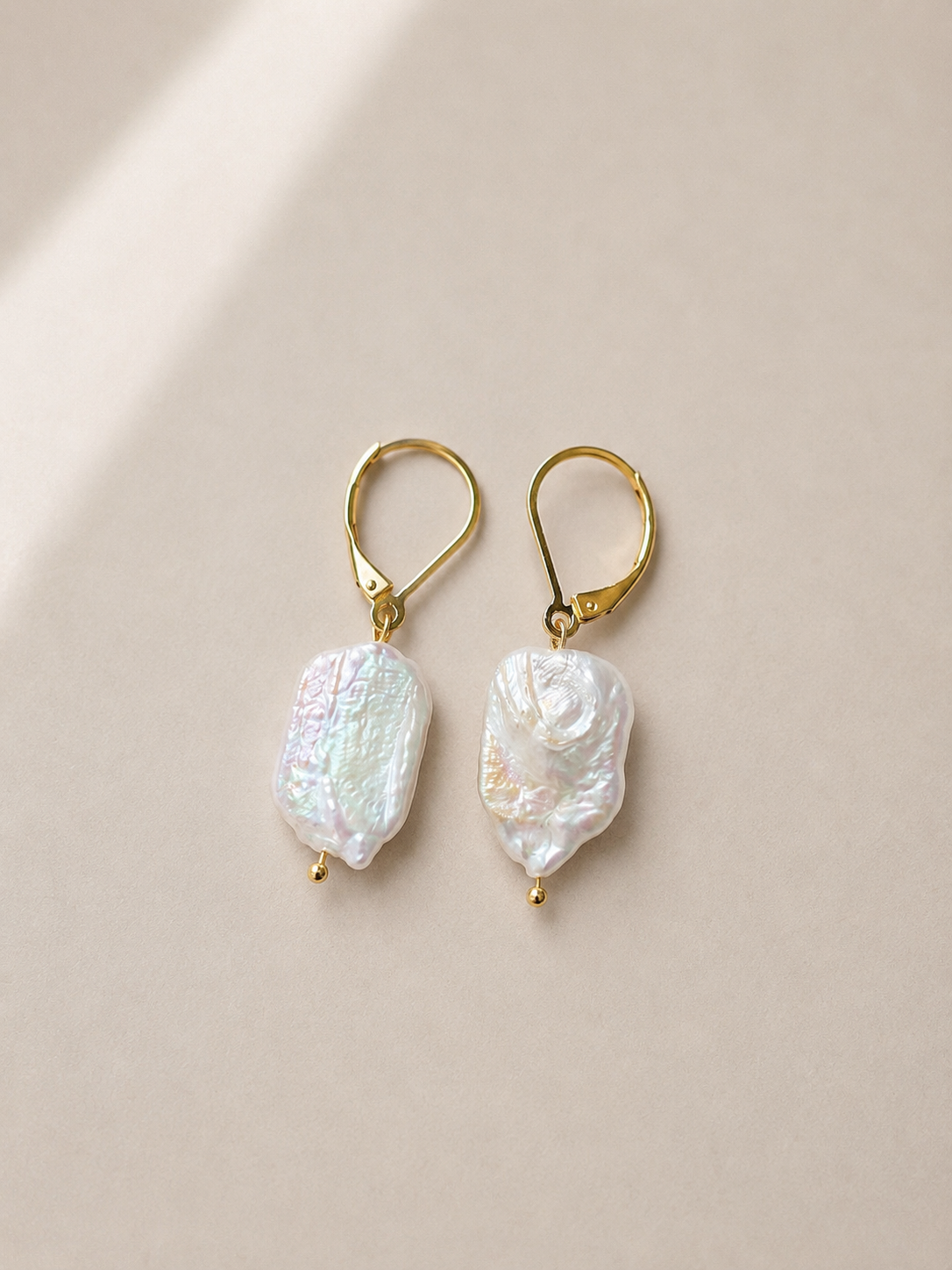 Pendientes Barroca hechos a mano con perlas barrocas rectangulares y cierres dorados, fotografiados con luz natural.