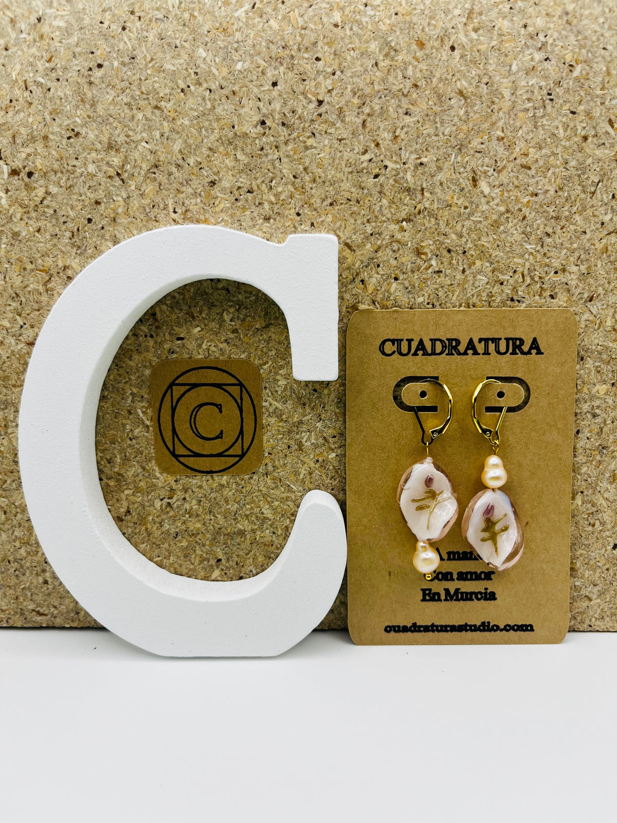 Pendientes artesanales Bella con enganche dorado, cuentas de cristal ovaladas con detalle vegetal y perlas de agua dulce, montados a mano en Murcia
