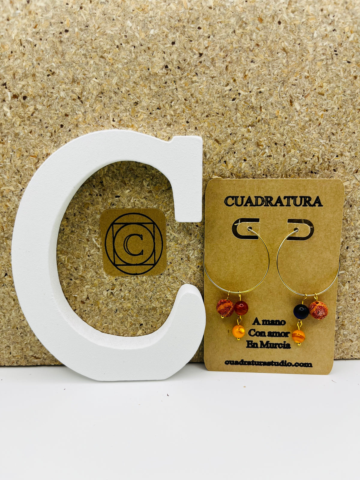 Pendientes aro dorado con cuentas de coral natural rojo y negro, montados a mano en Murcia
