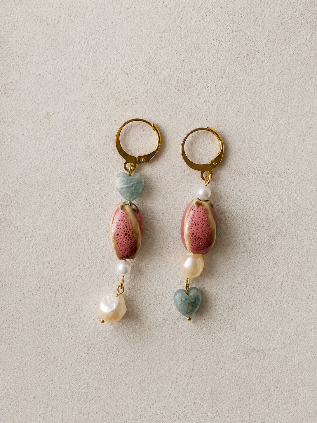 Pendientes Gaia hechos a mano con cerámica artesanal rosa, corazones de amazonita, perlas de agua dulce y aros de acero inoxidable dorado.