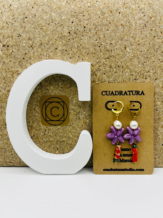 Pendientes artesanales asimétricos Mediterráneo con estrella de mar de cerámica, perla de agua dulce, jaspe naranja y cuentas de cristal, con aro dorado, montados a mano en Murcia
