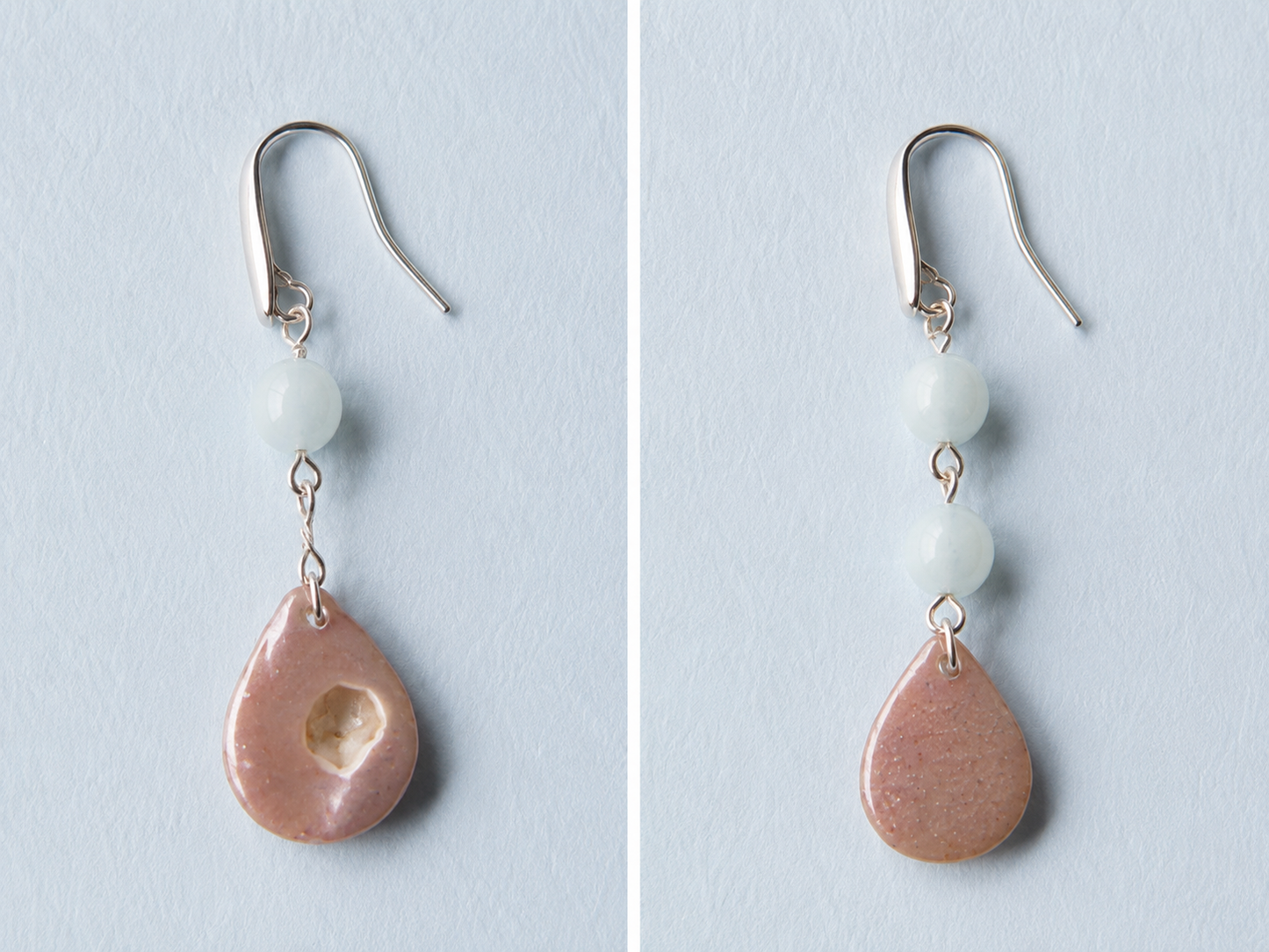 Par de pendientes artesanales Periwinkle con perlas nacaradas iridiscentes en forma de gota y cuentas de piedra azul, montados en acero inoxidable, mostrando el diseño asimétrico de ambas piezas.