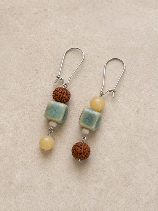 Pendientes Siena hechos a mano con cerámica artesanal verde, jade amarillo, cuentas de rudraksha y cierres plateados.