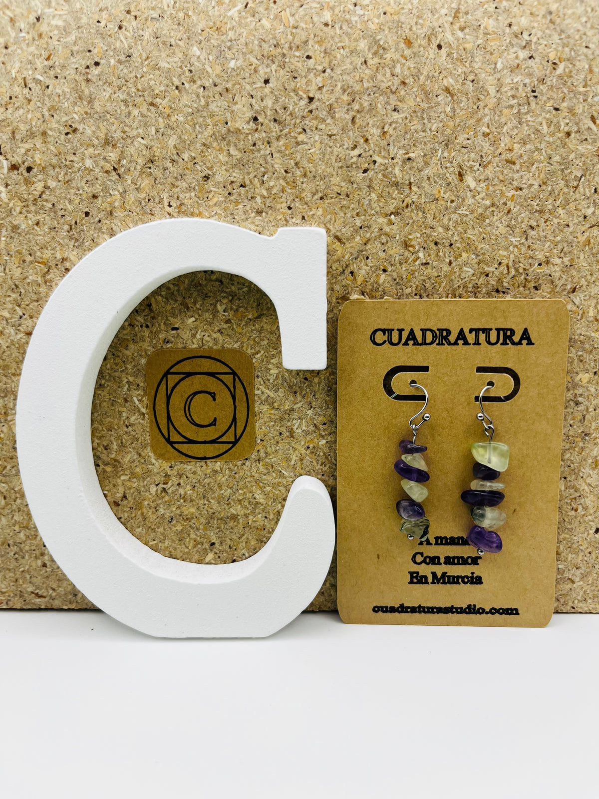 Pendientes artesanales con chips de amatista y fluorita en morado y verde, con enganche plateado, montados a mano en Murcia
