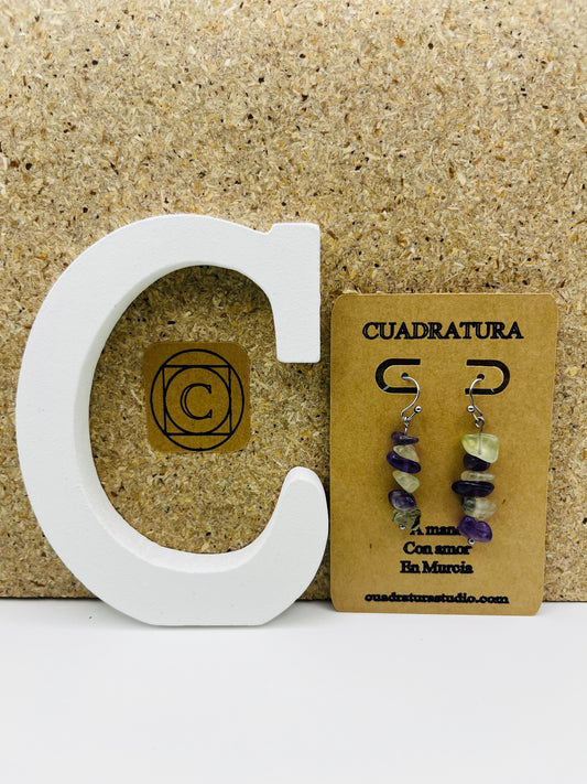 Pendientes artesanales con chips de amatista y fluorita en morado y verde, con enganche plateado, montados a mano en Murcia

